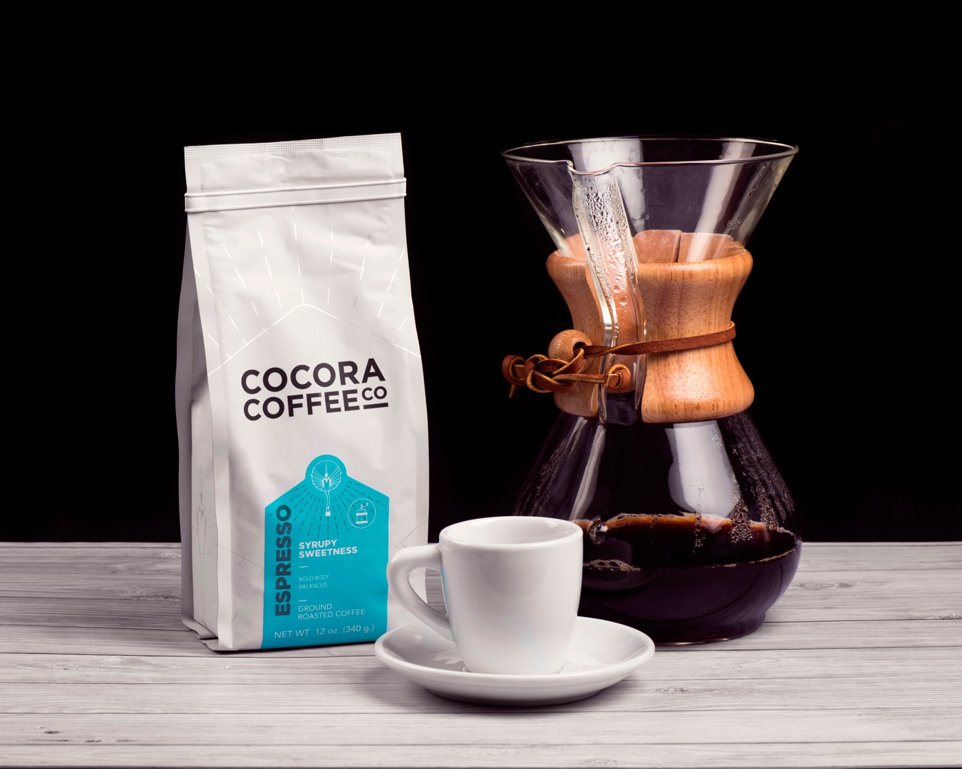 為一個咖啡杯,一個街角咖啡店,做整體的品牌包裝設(shè)計